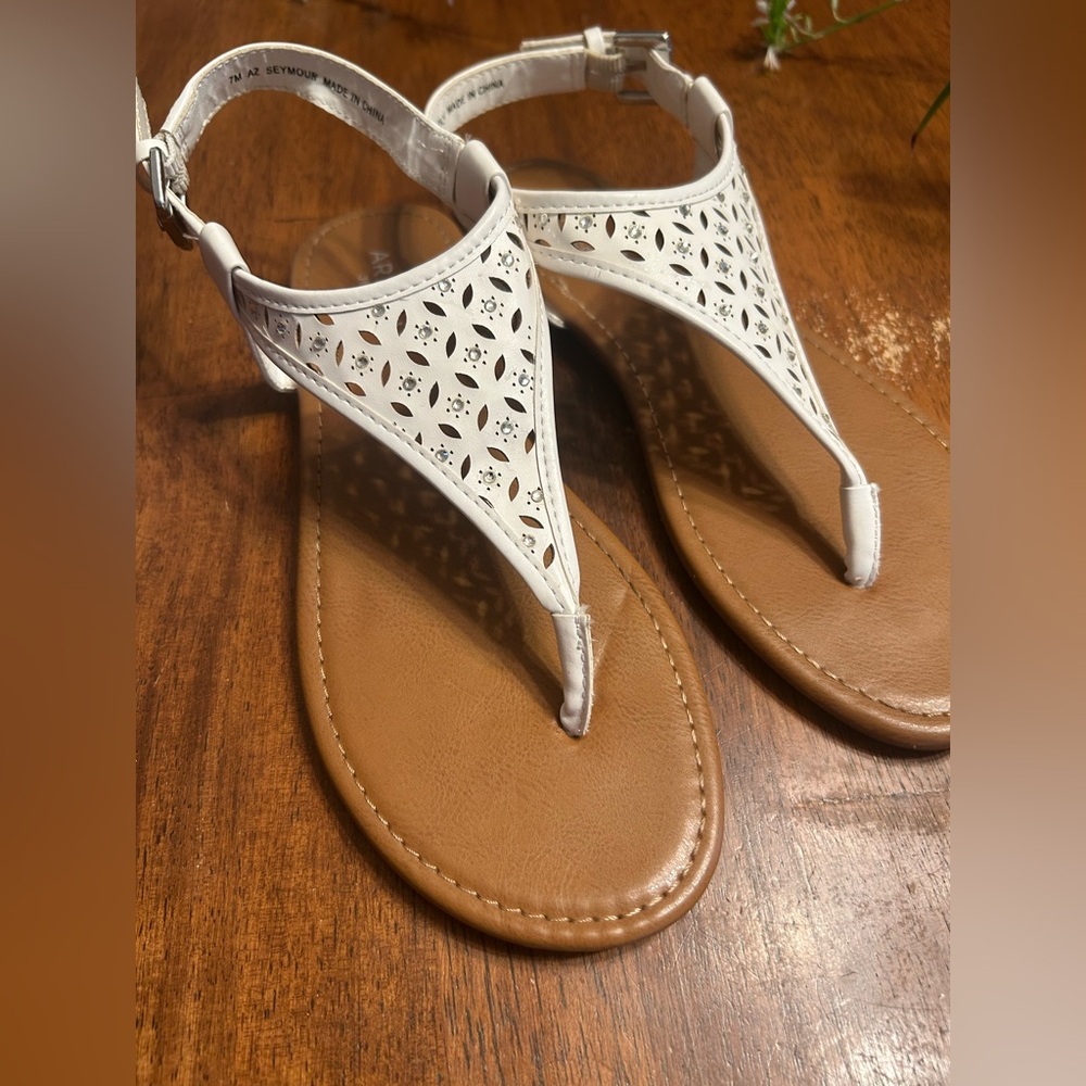 Arizona Jean Company White and Tan Sandals
